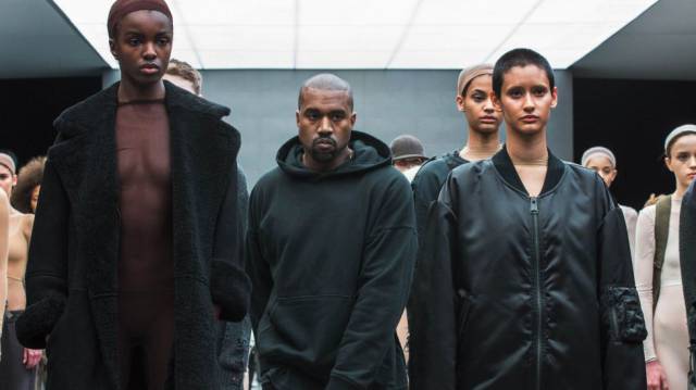 Kanye West, al final de su desfile para Adidas Originals. 