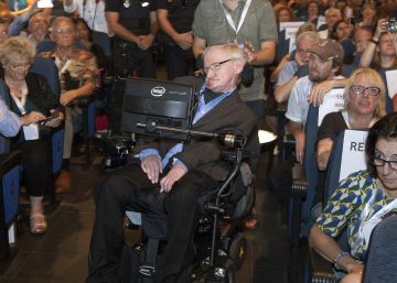 Stephen Hawking llega a su conferencia el mi&eacute;rcoles escoltado por dos polic&iacute;as