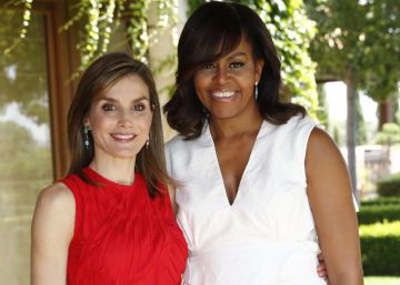 Michelle Obama, con el vestido de Delpozo y la Reina, de Nina Ricci.