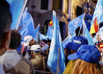 Simpatizantes del Partido Popular junto a su sede en la madrile&ntilde;a calle G&eacute;nova tras conocer los primero resultados electorales.