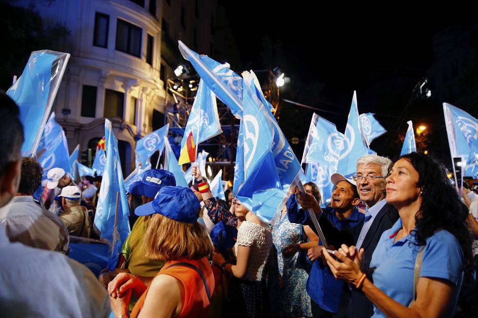 Simpatizantes del Partido Popular junto a su sede en la madrileña calle Génova tras conocer los primero resultados electorales. Simpatizantes del Partido Popular junto a su sede en la madrileña calle Génova tras conocer los primero resultados electorales.