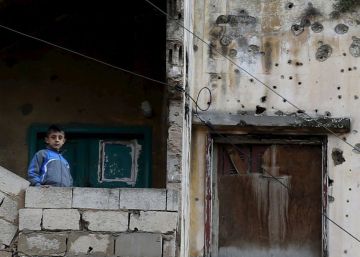 Imagen de un ni&ntilde;o en un edificio de Beirut tomada el pasado 13 de abril, d&iacute;a del 41 aniversario de la guerra civil.