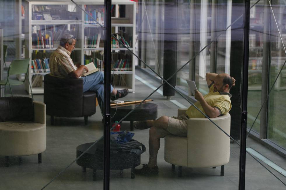 Momentos de lectura en una biblioteca pública. Momentos de lectura en una biblioteca pública.