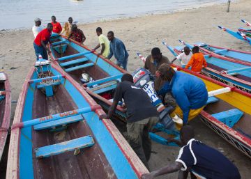 Un grupo de pescadores ubica una barca tras una jornada de trabajo en Ngor, Dakar (Senegal).