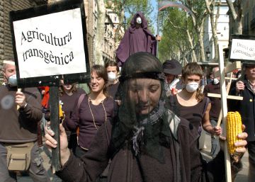Diversos colectivos ecologistas se manifiestan en Barcelona contra los transg&eacute;nicos, en 2006. 