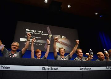 Miembros de la NASA celebran la llegada de 'Juno' a la &oacute;rbita de J&uacute;piter.