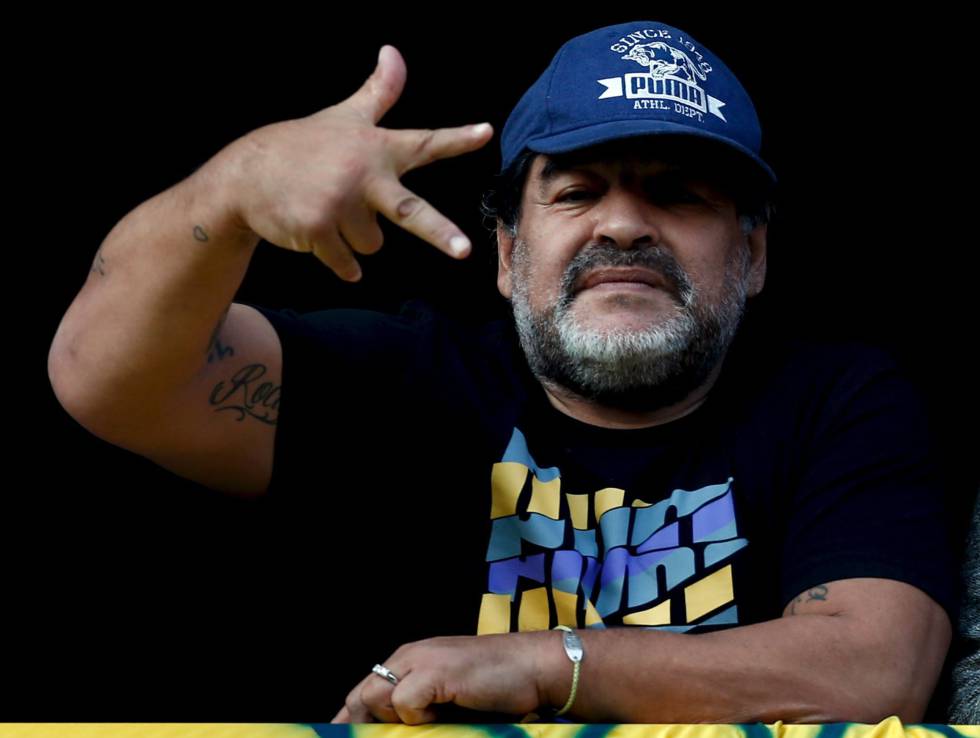 Diego Armando Maradona gesticula desde un balcón el pasado verano durante un partido entre el Boca Juniors y el Quilmes, en el estadio La Bombonera en Buenos Aires. Diego Armando Maradona gesticula desde un balcón el pasado verano durante un partido entre el Boca Juniors y el Quilmes, en el estadio La Bombonera en Buenos Aires.