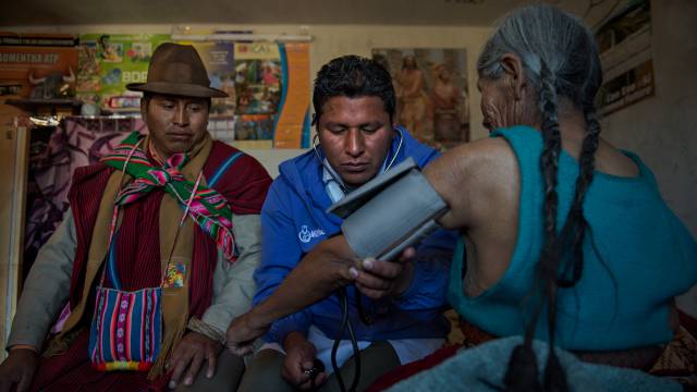 Un médico académico toma la presión a una paciente en Sica Sica, Bolivia.