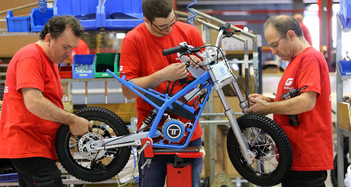 Operarios de la fábrica de Torrot en Salt ensamblan una moto