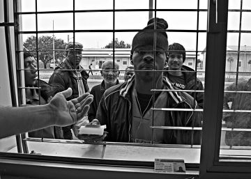 Cola para comprar tabaco en el Hub de Crotone, en Calabria (Italia). 