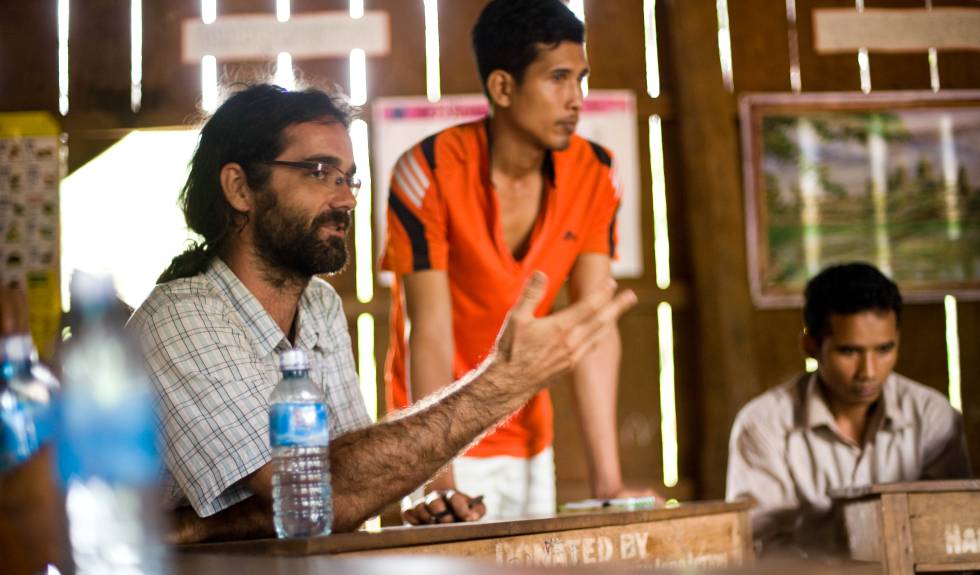 Activismo medioambiental en Camboya Activismo medioambiental en Camboya - Alejandro González Davidson habla con las comunidades del valle de Areng en julio de 2014. DANIEL HOSHIZAKI