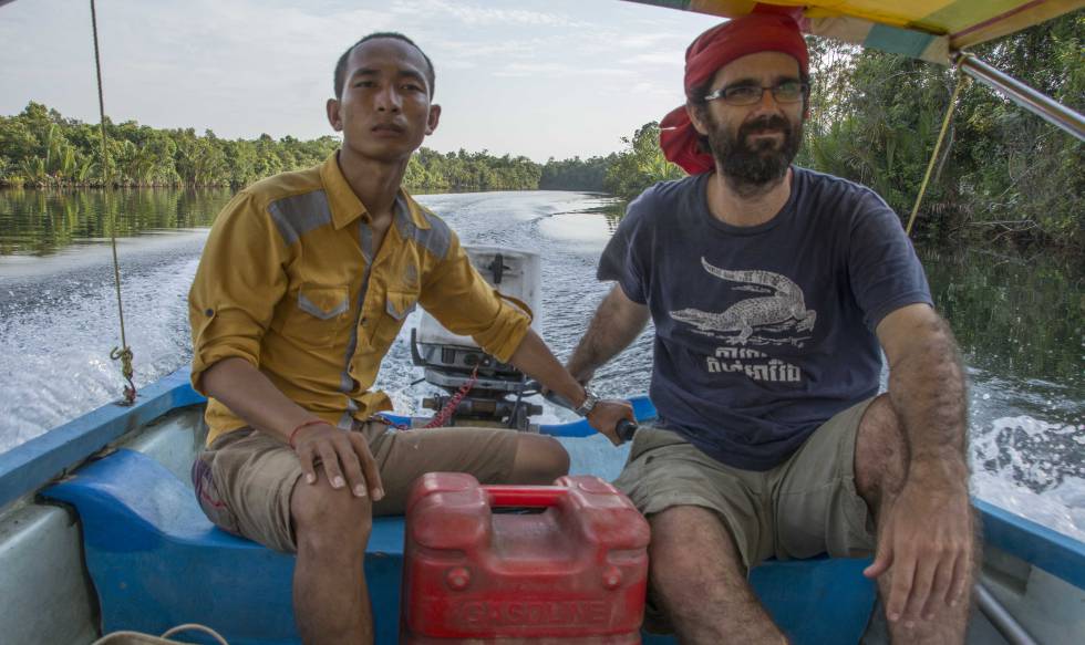 Activismo medioambiental en Camboya Activismo medioambiental en Camboya - San Mala (izquierda) y Alejandro González Davidson (derecha) navegan en un barco por el valle de Areng. ROD HARBINSON