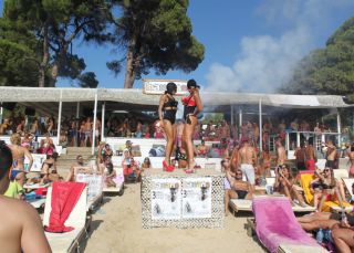 Del 'lolailo' al 'bakala': los chiringuitos de playa a evitar