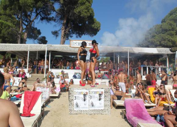 Del 'lolailo' al 'bakala': los chiringuitos de playa que debes evitar este verano