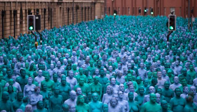 Voluntarios desnudos y pintados de azul en Hull.
