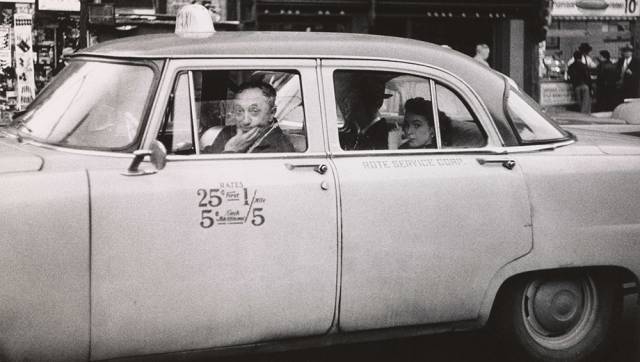 Conductor de taxis al volante con dos pasajeros, Nueva York 1956