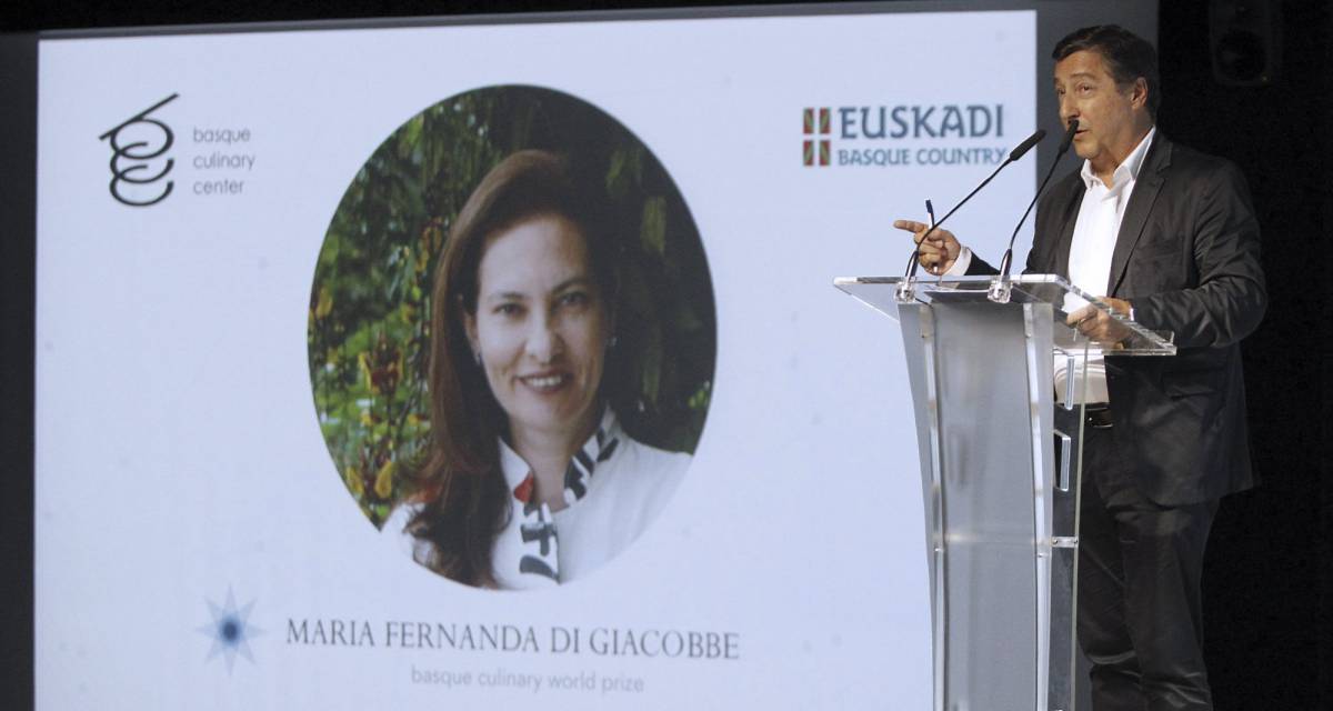 El presidente del jurado del Basque Culinary World Prize, Joan Roca, en el acto que anuncia a la venezolana Mar&iacute;a Fernanda Di Giacobbe.