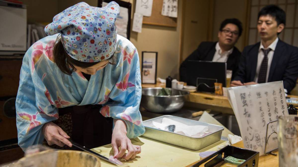 Una de las dueñas de Nadeshico Sushi prepara un plato.