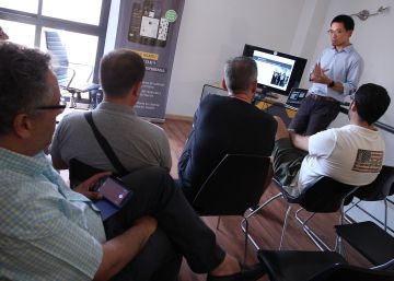 El profesor Jungru Bai imparte clases a los taxistas, en Madrid.