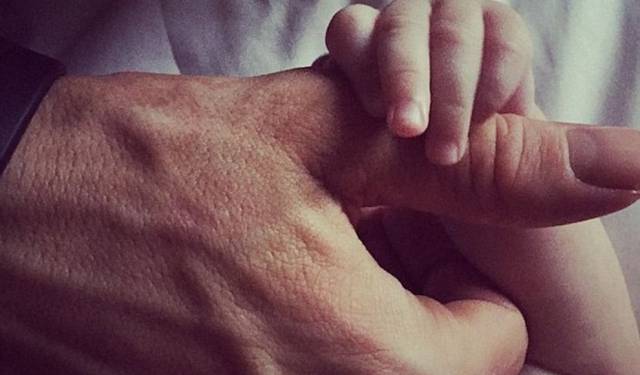 Ryan Reynolds cuenta en 14 tuits por qué su paternidad no mola tanto