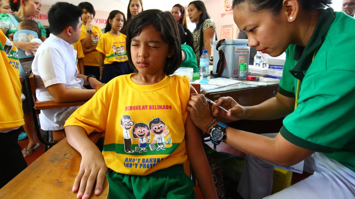 Estudiantes de primaria son vacunados contra el dengue por trabajadores del Ministerio de Salud de Filipinas el pasado abril.