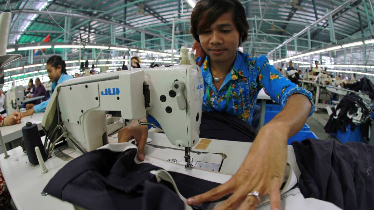 Una trabajadora cose una falda en una fábrica de ropa de Phnom Penh, Camboya.