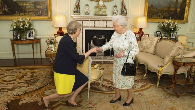 La reina Isabel II recibe a Theresa May en el palacio de Buckingham, Londres, donde ha sido invitada para ser nombrada Primera Ministra y formar nuevo gobierno.