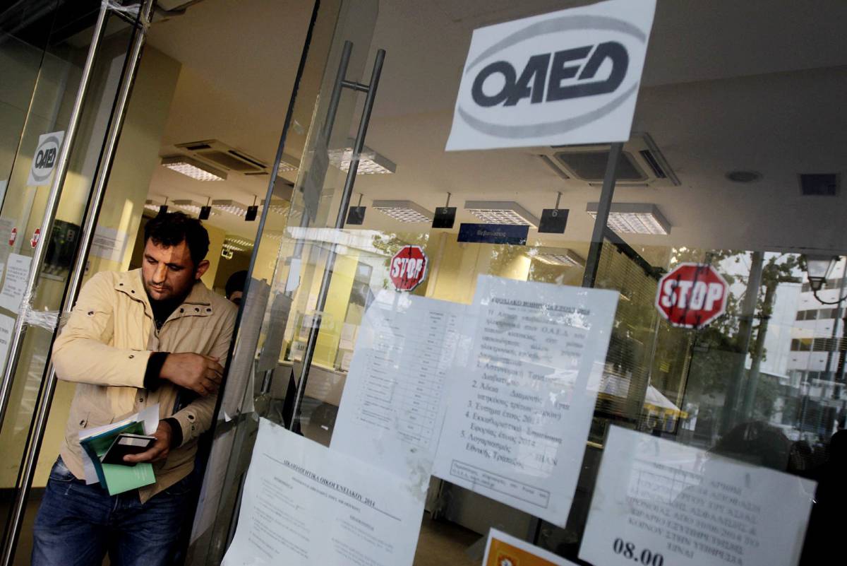 Un ciudadano sale de una oficina de empleo en Atenas (Grecia). EFEArchivo