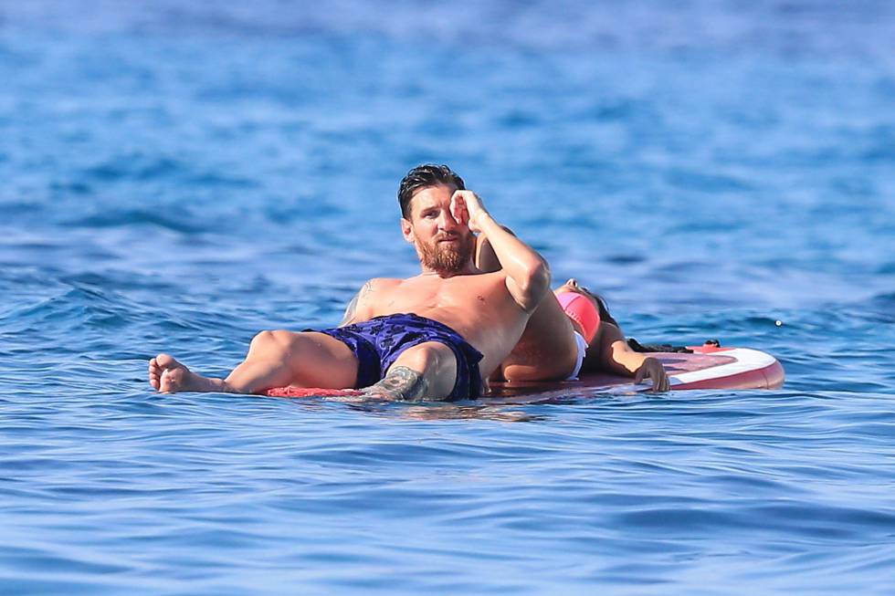 El jugador de fútbol Lionel Messi con su mujer de vacaciones.rn rn El jugador de fútbol Lionel Messi con su mujer de vacaciones.rn rn