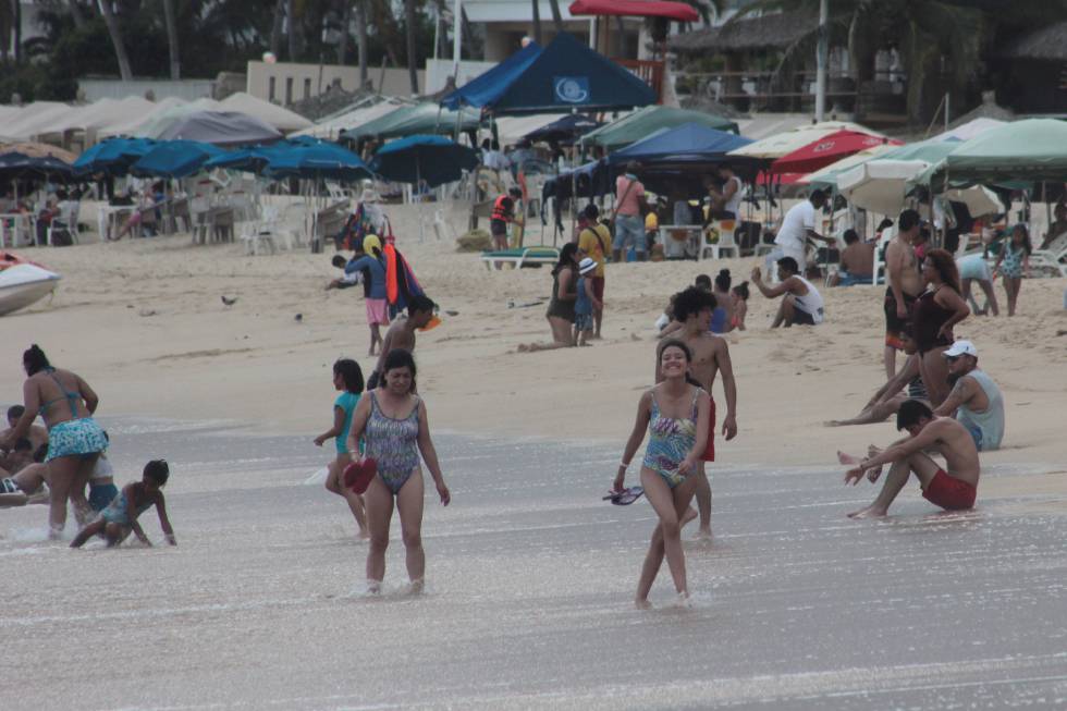 Turistas disfrutan de la playa. Turistas disfrutan de la playa.