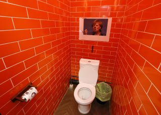 Todavía escribimos frases tan guarras y siniestras como estas en los baños públicos