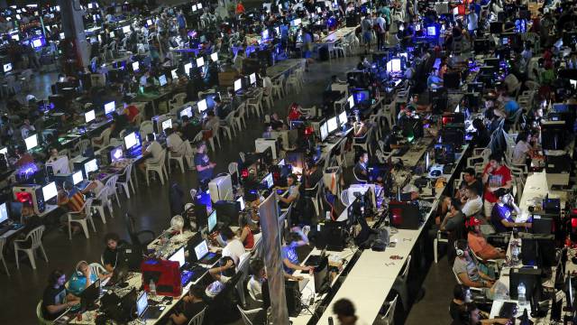 Los asistentes al Dreamhack junto a sus ordenadores y enseres.