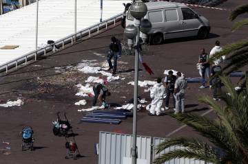 Investigadores de la policía en el Paseo de los Ingleses en Niza. Investigadores de la policía en el Paseo de los Ingleses en Niza.