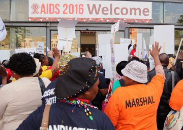 Activistas de la asociaci&oacute;n Granmothers Unite se manisfiestan a las puertas de centro de conferencias de Durban, donde se celebrar&aacute; el congreso internacional de sida.