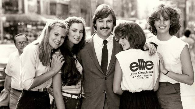John Casablancas, fundador de la agencia Elite con la que creó el término de "supermodelo", en las calles de Nueva York en 1981.