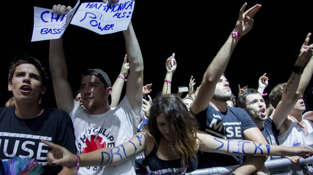 Asistentes al concierto de la banda británica 'Muse'.