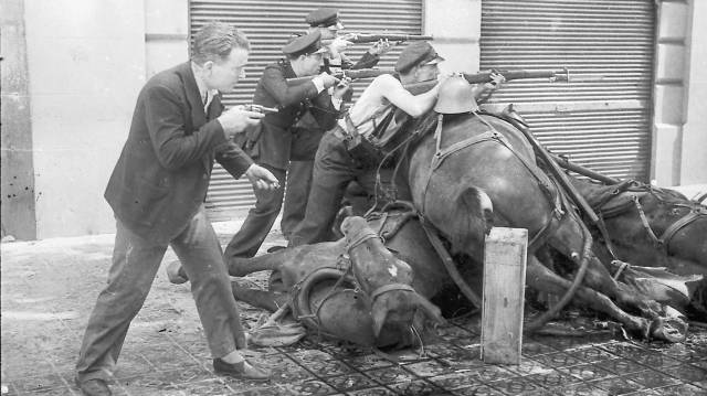 Fotografía de Agustí Centelles de guardias de asalto en una barricada en la calle de la Diputación, de Barcelona, en 1936.