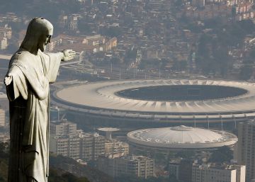 Estatua del Cristo Redentor con el estadio Maracan&aacute; al fondo.