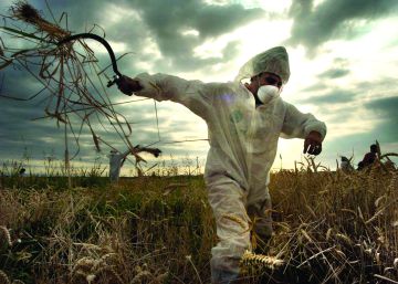  Acci&oacute;n de los ecologistas contra un campo de transg&eacute;nicos en la localidad de Gimenells, Lleida, en 2005.