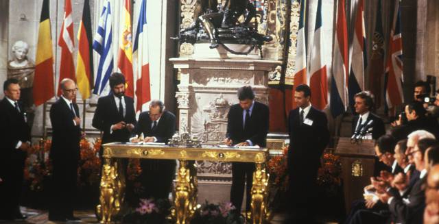 Signing ceremony for Spanish admission to the EEC in 1985.