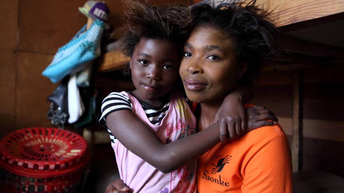 Ncumisa Sonandi, exprostituta de 29 años, con su hija.