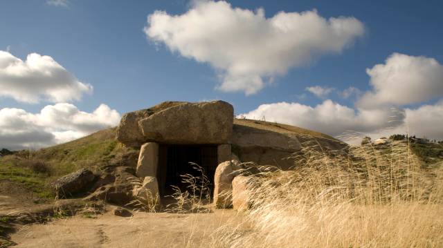 D&oacute;lmenes de Antequera en Espa&ntilde;a. Situado al sur de Espa&ntilde;a, en la Andaluc&iacute;a meridional, este sitio comprende tres monumentos megal&iacute;ticos.