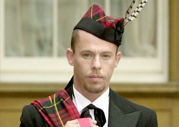Alexander McQueen, cuando recibi&oacute; la orden del imperio brit&aacute;nico en 2003. 