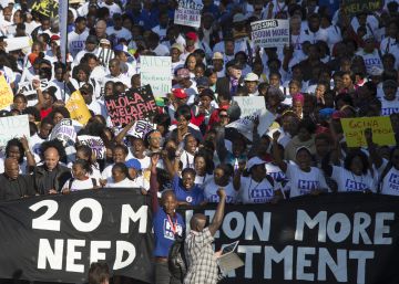 Miles de personas se manifestaron el lunes en Durban para pedir acceso universal al tratamiento antirretroviral.