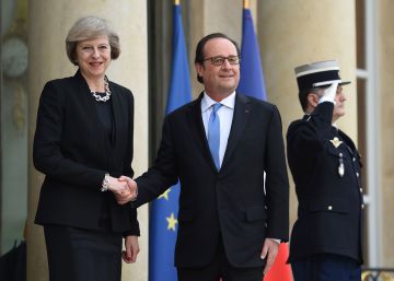 Theresa May, primera ministra brit&aacute;nica, recibida por Fran&ccedil;ois Hollande el 26 de julio. 