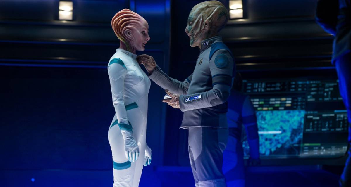 Jeff Bezos caracterizado junto a la actiz Lydia Wilson.