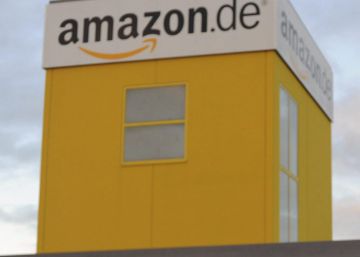 Cartel de Amazon en el centro log&iacute;stico de Bad Hersfeld (Alemania). 