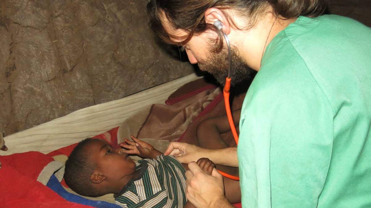 Iñaki Alegría atiende a un paciente.