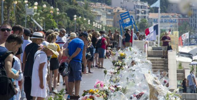 Multitud de personas, en el paseo de los Ingleses.