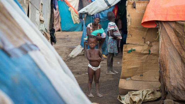 Un niño en un campo de desplazados haitianos.
